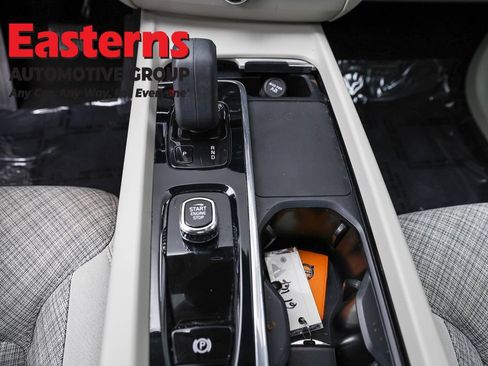 Used 2022 Volvo XC60 B5 Momentum AWD/4WD image 13