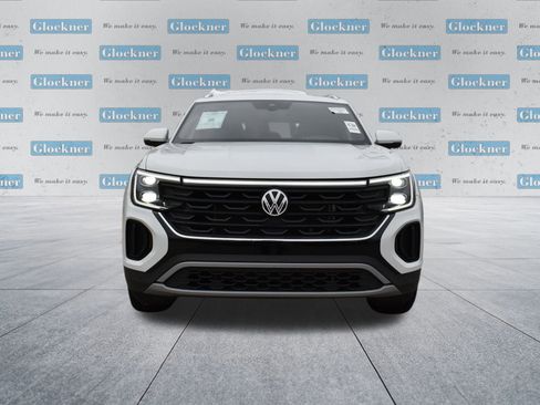 Used 2025 Volkswagen Atlas Cross Sport SE image 2