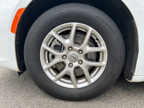 Certified 2024 Chrysler Pacifica Touring-L image 16