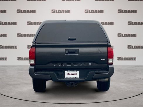 Used 2017 Toyota Tacoma TRD Sport w/ Tow Package (A/T) image 4