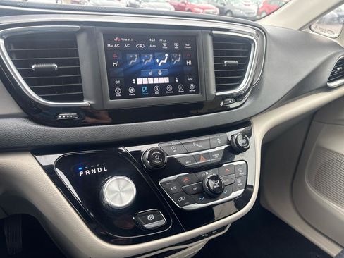 Used 2020 Chrysler Pacifica Touring-L image 18