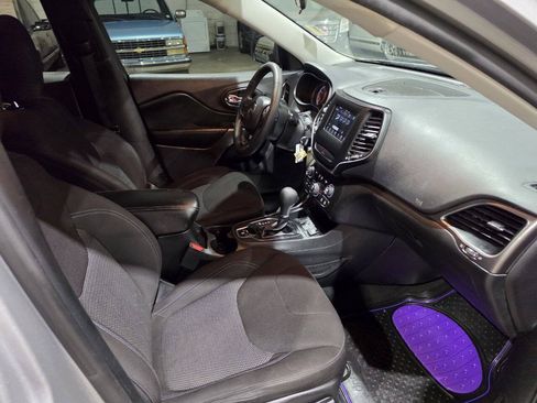 Used 2019 Jeep Cherokee Latitude w/ Popular Appearance Group FWD image 31