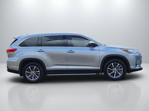 Used 2019 Toyota Highlander XLE FWD image 4