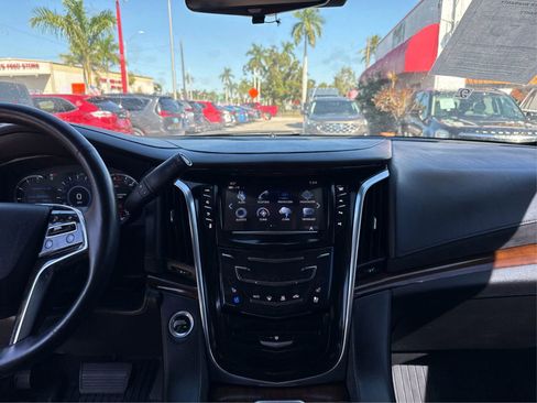 Used 2020 Cadillac Escalade Luxury AWD/4WD image 15