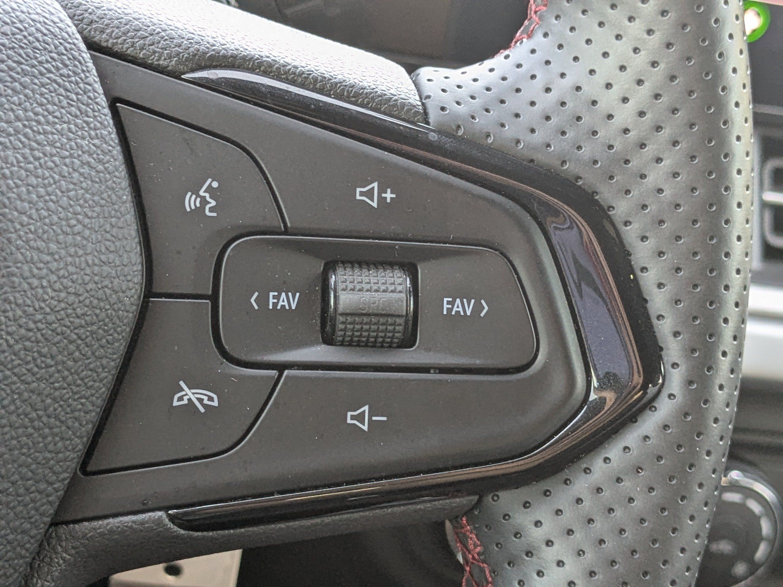 Used 2025 Chevrolet Trax RS w/ Driver Confidence Package FWD image 26