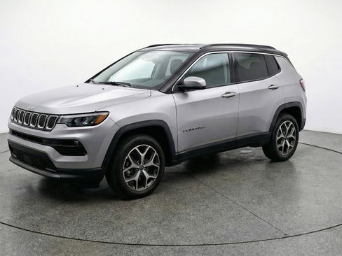 Used 2025 Jeep Compass Limited image 3