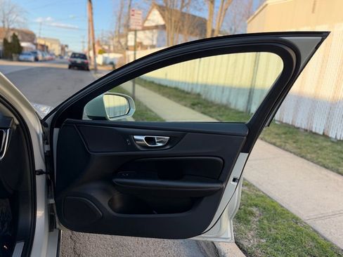 Used 2020 Volvo S60 T5 Momentum image 28