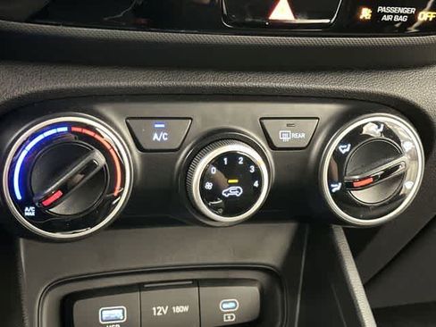 Used 2023 Hyundai Venue SE FWD image 12