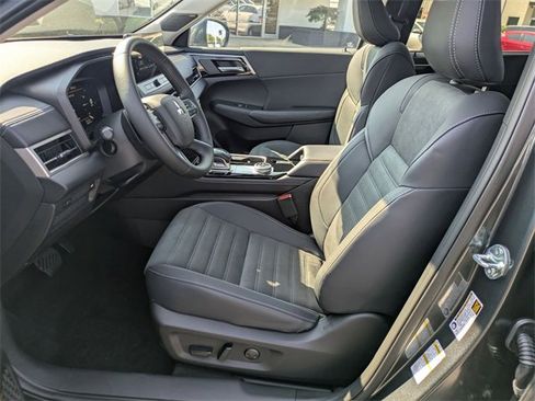 New 2025 Mitsubishi Outlander SE image 13