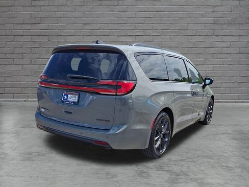Used 2025 Chrysler Pacifica Limited FWD image 11