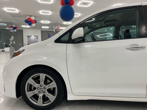 Used 2019 Toyota Sienna SE Premium w/ Carpet Mat Package image 8