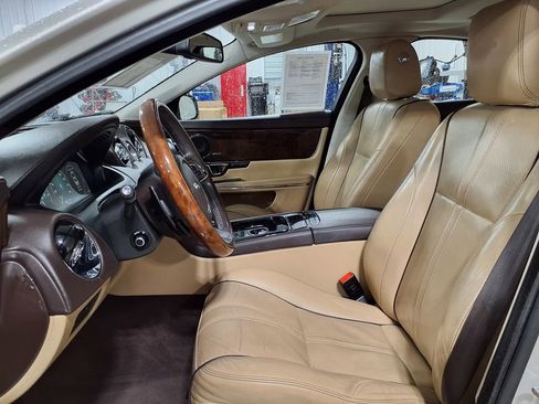 Used 2016 Jaguar XJ R-Sport RWD image 11