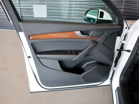 Used 2023 Audi Q5 2.0T Premium w/ Convenience Package image 24