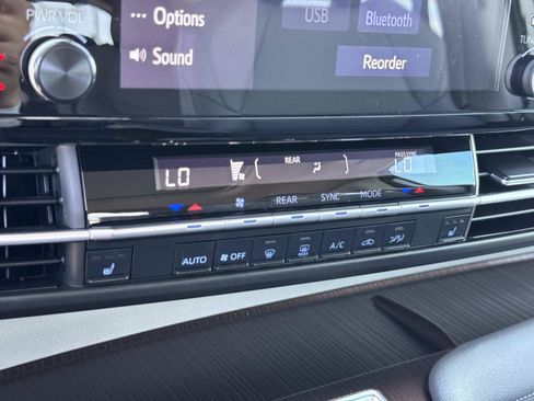 Used 2022 Toyota Sienna XLE FWD image 16