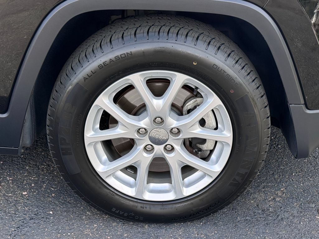 Used 2017 Jeep Cherokee Latitude w/ Cold Weather Group AWD/4WD image 16