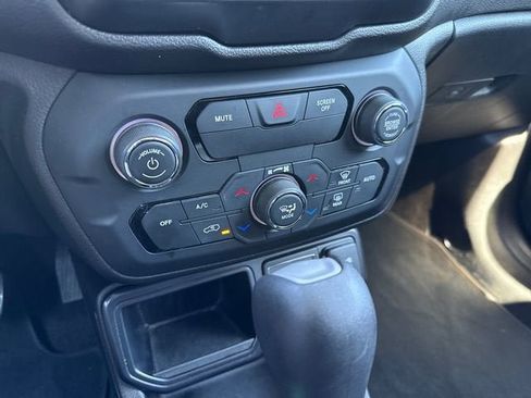 Used 2019 Jeep Renegade Latitude FWD image 21
