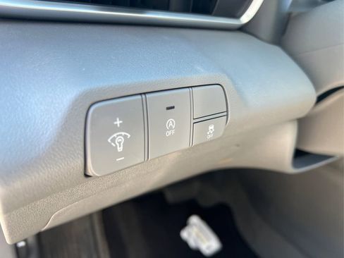 Certified 2025 Hyundai Elantra SE image 20