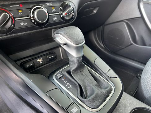 Used 2025 Kia Soul LX w/ LX Technology Package FWD image 34
