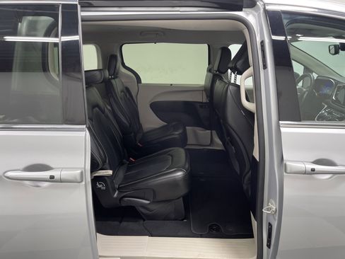 Used 2024 Chrysler Pacifica Touring-L image 18