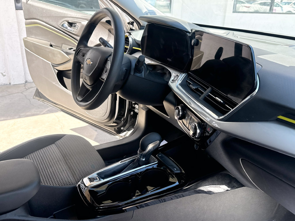 Used 2025 Chevrolet Trax LT FWD image 21