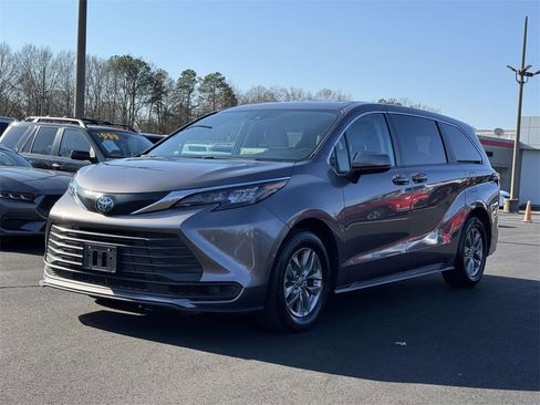 Used 2024 Toyota Sienna LE image 24
