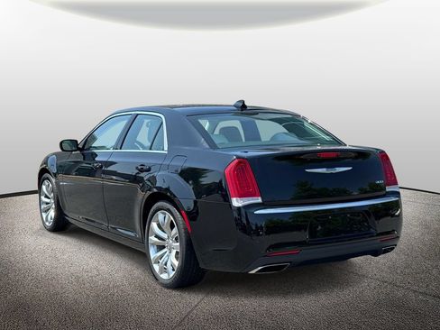 Used 2021 Chrysler 300 Touring L RWD image 4