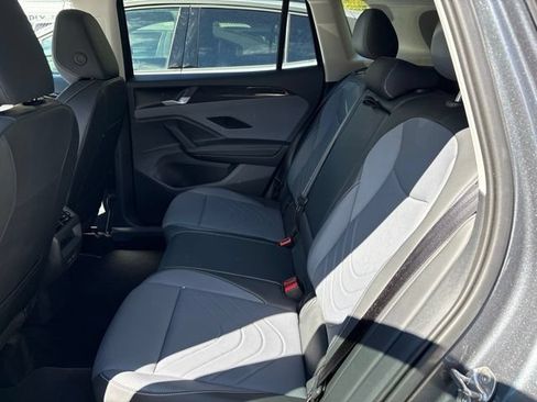 Used 2025 Volkswagen Tiguan SE FWD image 8