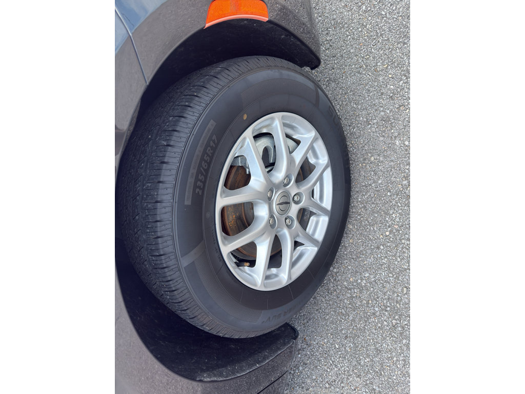 Used 2023 Chrysler Pacifica Touring-L FWD image 3