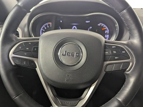 Used 2019 Jeep Grand Cherokee Altitude RWD image 16