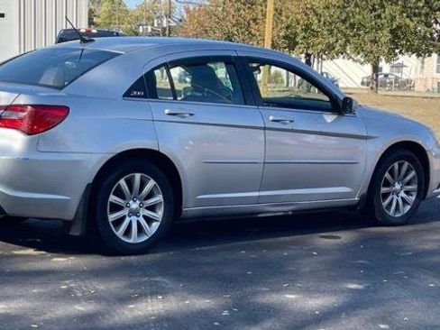 Used 2012 Chrysler 200 Touring FWD image 4