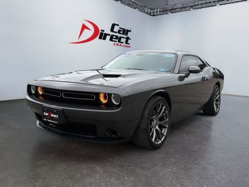 Used 2016 Dodge Challenger SXT RWD image 5