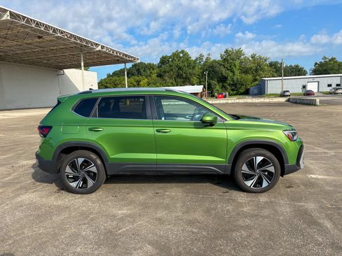 Used 2025 Volkswagen Taos SE w/ Panoramic Sunroof Package AWD/4WD image 13