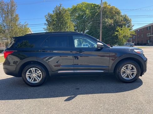 Used 2022 Ford Explorer XLT w/ Equipment Group 202A image 6