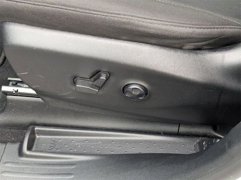 Used 2023 Chrysler Pacifica Touring image 19