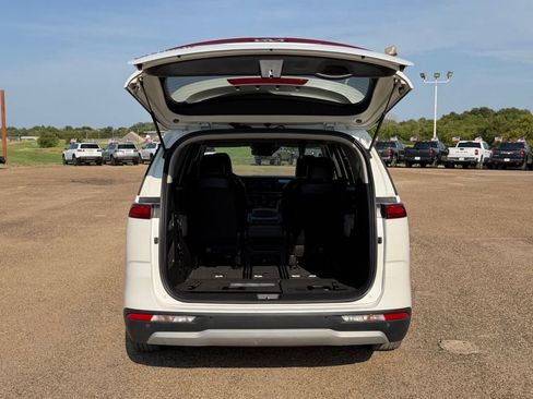 Used 2022 Kia Carnival LX FWD image 18