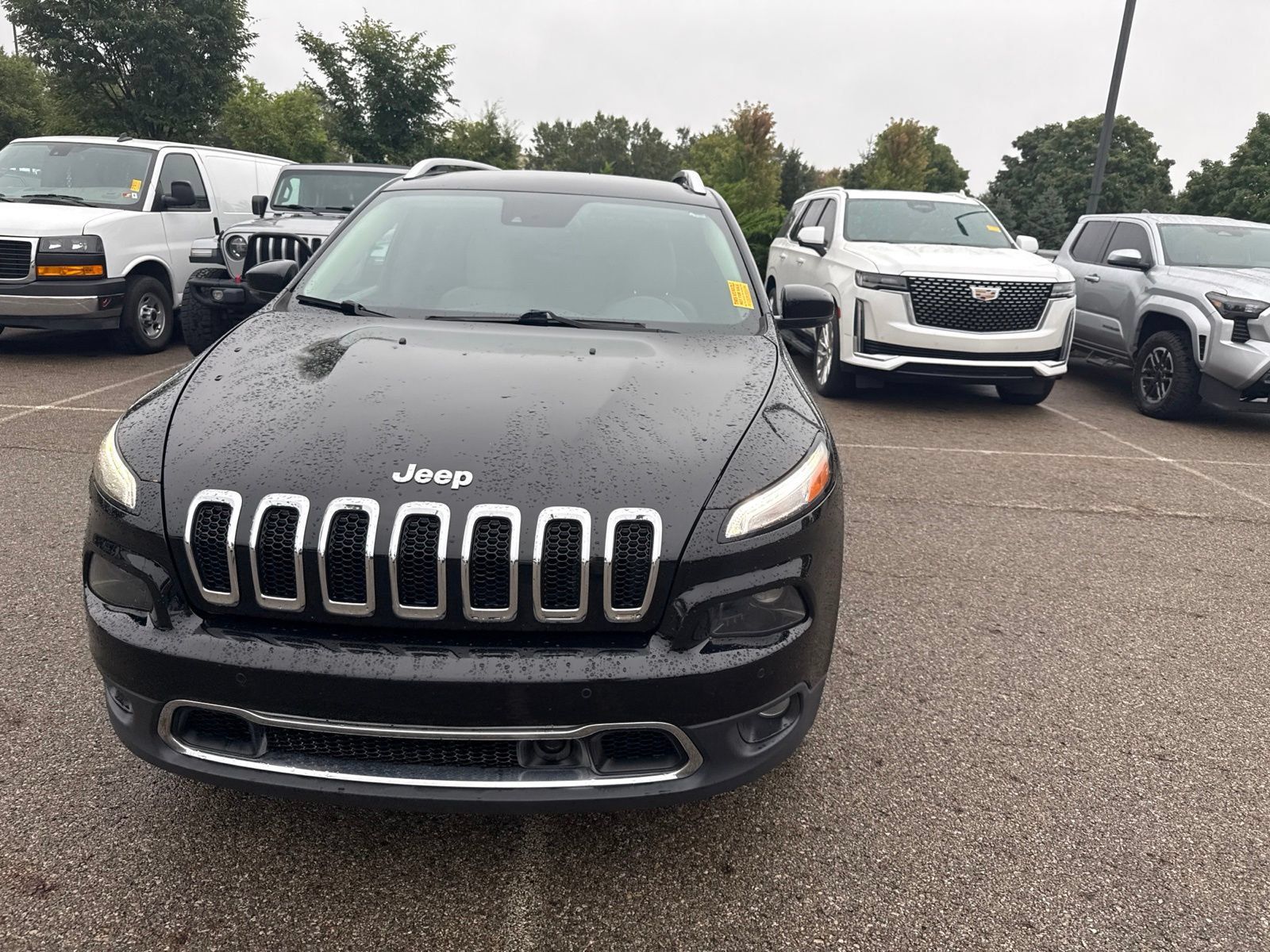 Used 2017 Jeep Cherokee Limited w/ Luxury Group FWD image 2