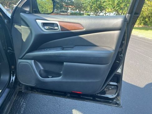 Used 2017 Nissan Pathfinder Platinum image 10