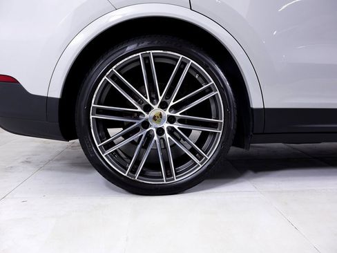 Certified 2023 Porsche Cayenne Platinum Edition image 22