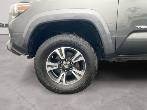 Used 2017 Toyota Tacoma TRD Sport w/ Tow Package (A/T) image 14