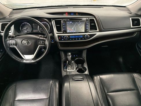 Used 2018 Toyota Highlander XLE image 19