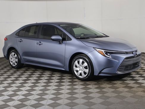 Used 2023 Toyota Corolla LE image 2