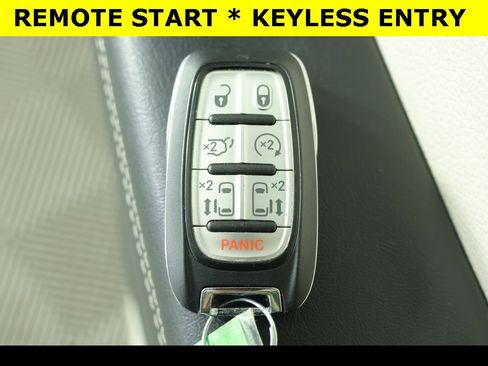 Used 2022 Chrysler Pacifica Touring-L image 8