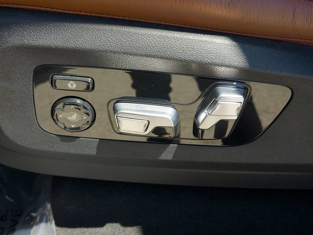 Used 2024 BMW X7 M60i w/ Climate Comfort Package AWD/4WD image 17