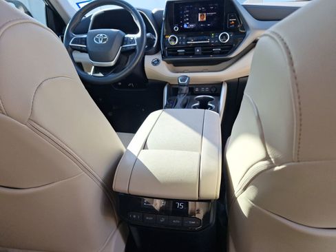 Used 2024 Toyota Highlander LE image 33