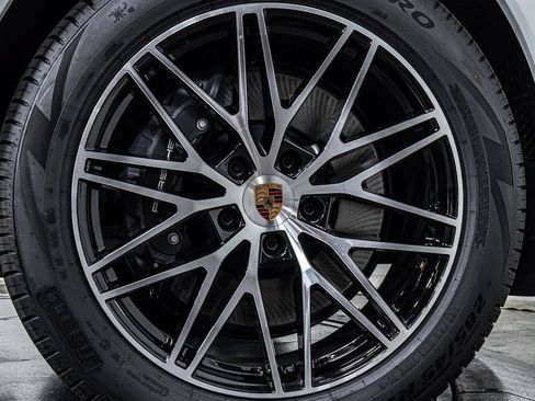 Certified 2025 Porsche Cayenne AWD/4WD image 23