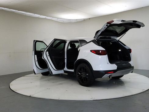 Used 2025 Chevrolet Blazer LT FWD image 11