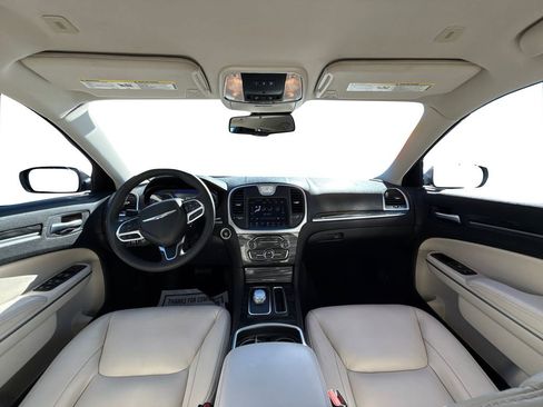 Used 2022 Chrysler 300 Touring L image 18