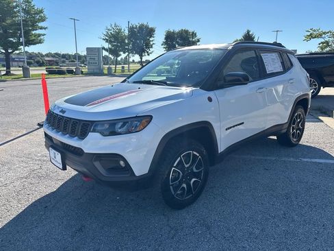 Used 2025 Jeep Compass Trailhawk AWD/4WD image 13