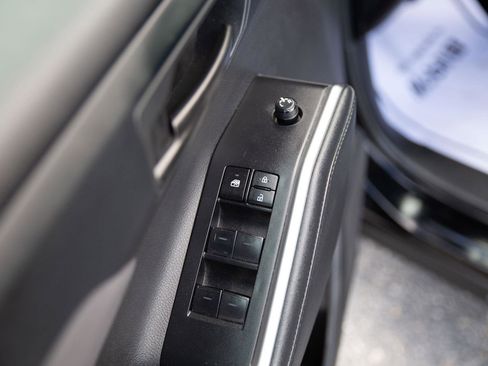 Used 2024 Toyota Highlander LE image 20