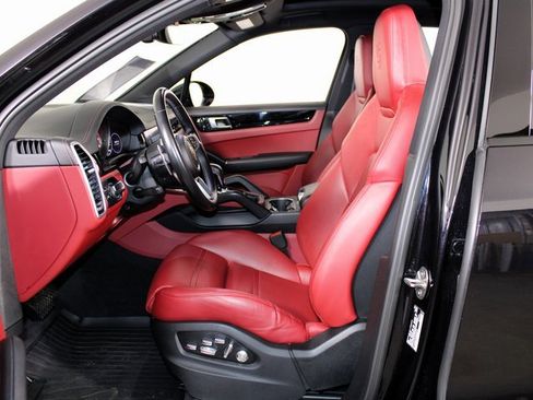 Used 2020 Porsche Cayenne image 5
